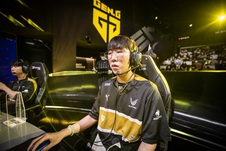 手和更严峻 手和更严峻